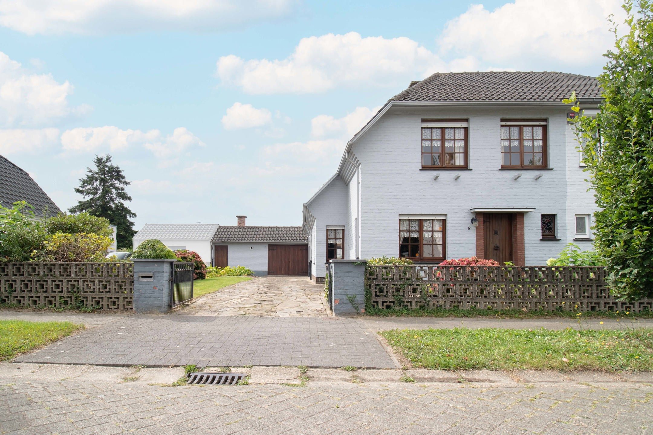 Charmante 3-gevelwoning met ruime tuin en garage foto 1