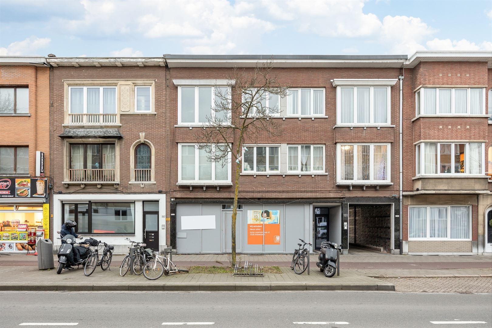 Voormalig bankkantoor te huur op de Diksmuidelaan foto {{pictureIndex}}