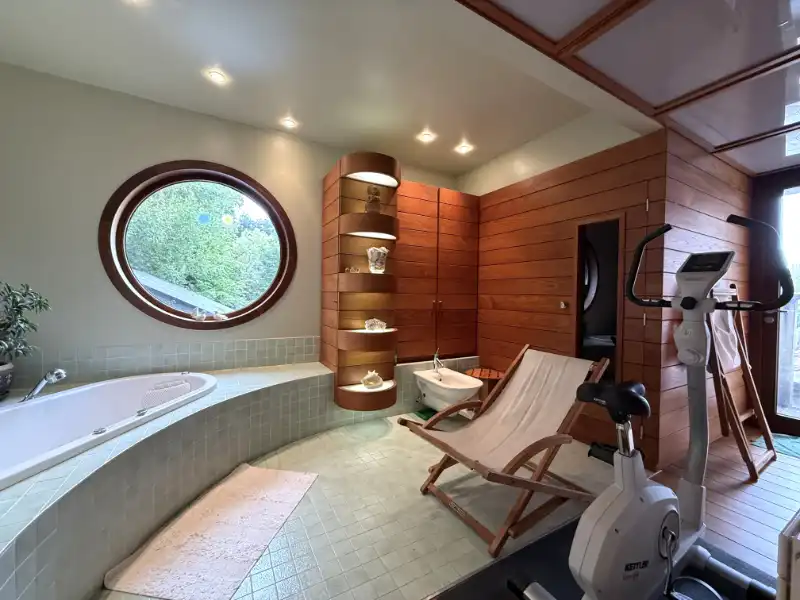 Ruime woning met kantoor en prachtige tuin op toplocatie foto 14
