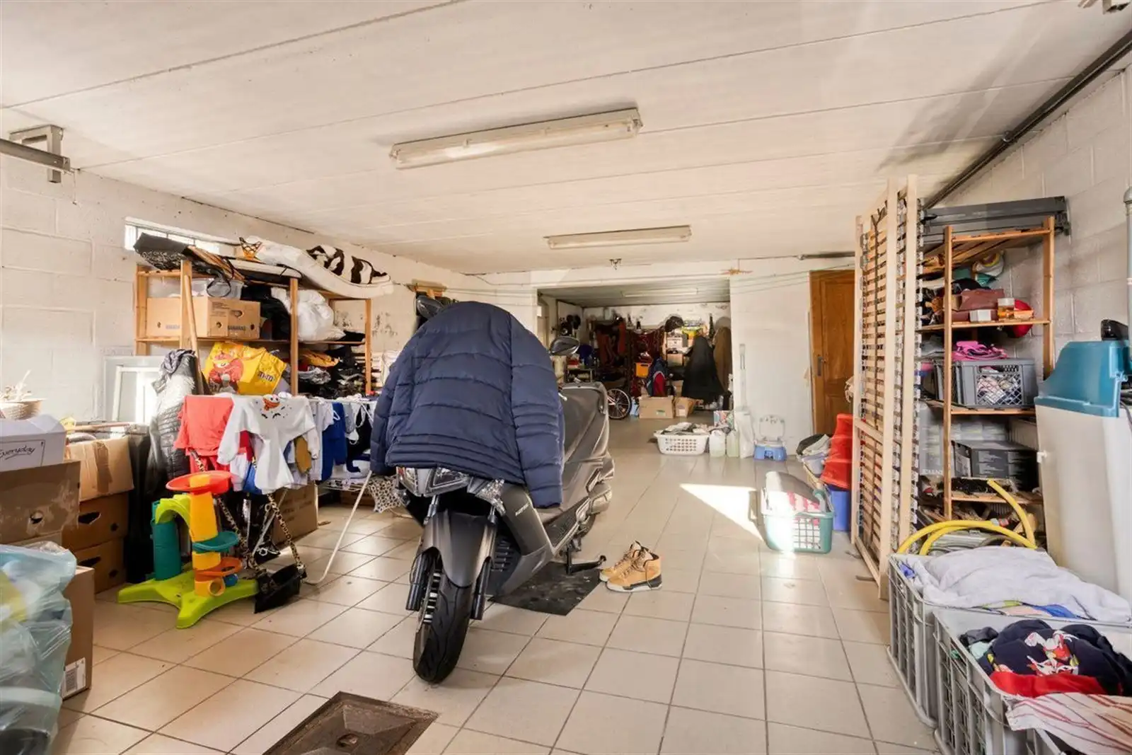 Ruime 3-gevel woning (274m²) met 3 slaapkamers, grote garage en mooie tuin foto 23