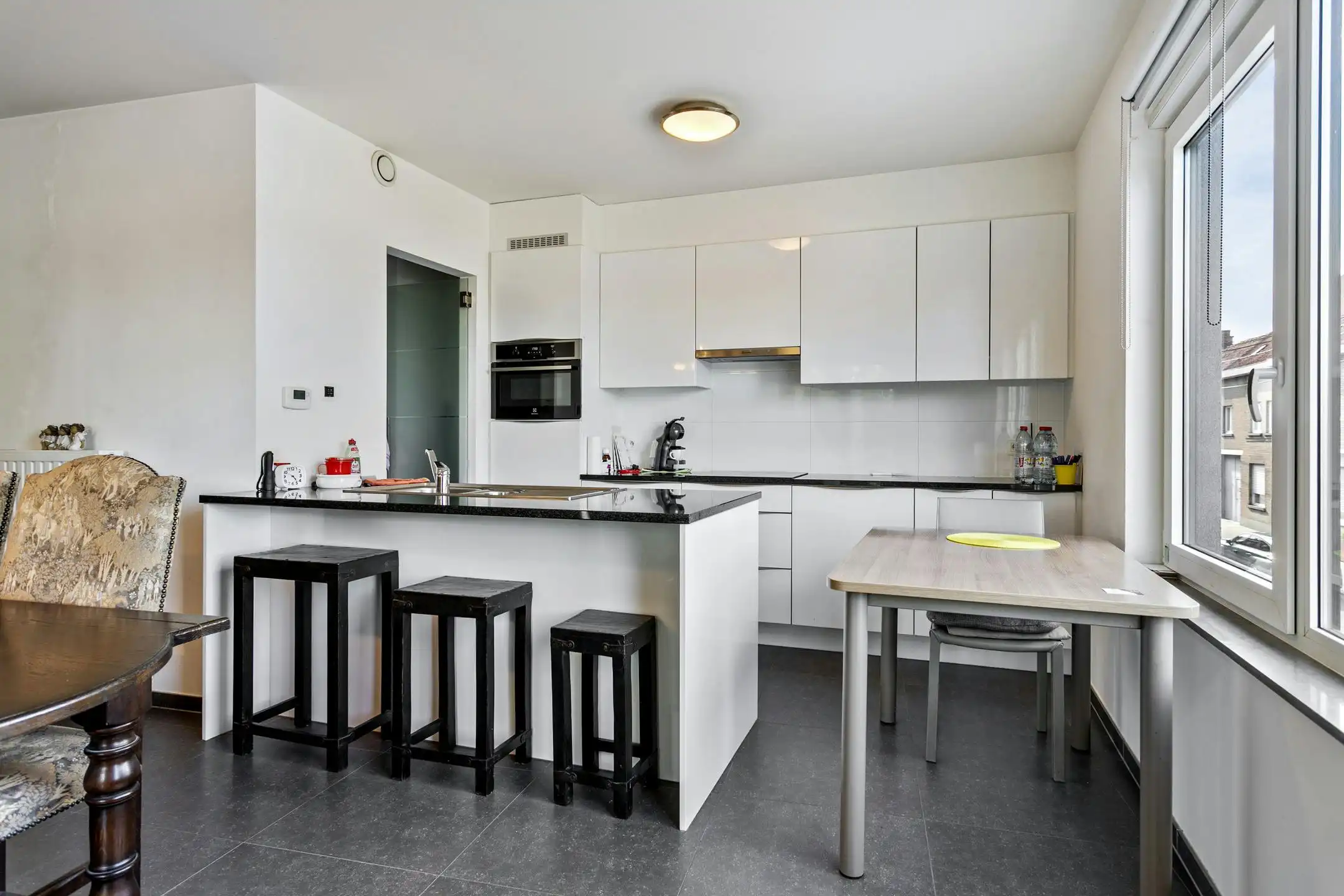 Instapklaar appartement met zeer goed huurrendement  foto {{pictureIndex}}