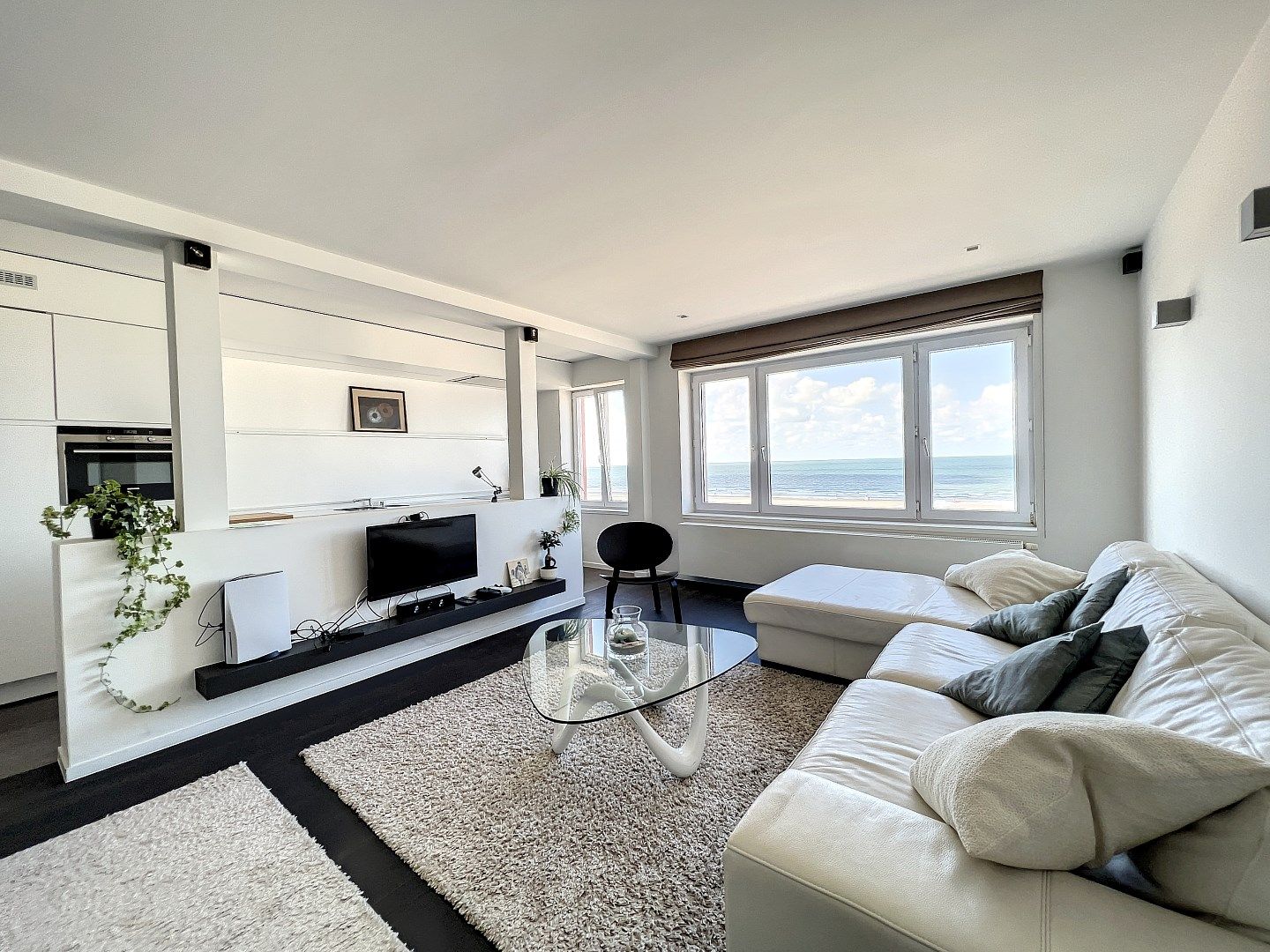 Prachtig vernieuwd 3-slaapkamer appartement met frontaal zicht op zee foto {{pictureIndex}}