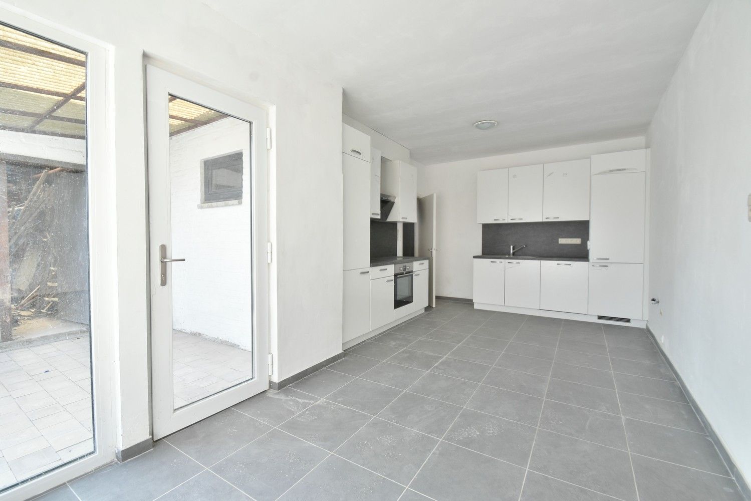 Ruime gerenoveerde woning met maar liefst 7 slaapkamers en handelsmogelijkheden op een gunstige locatie nabij Maastricht foto 10