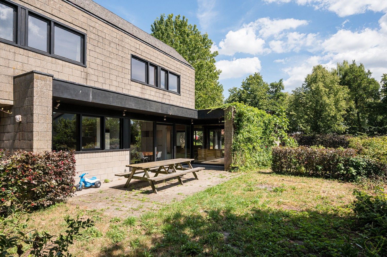 Modernistische parel uit 1978 met brutalistische charme en praktijkruimte op riant perceel in Lembeke foto 36