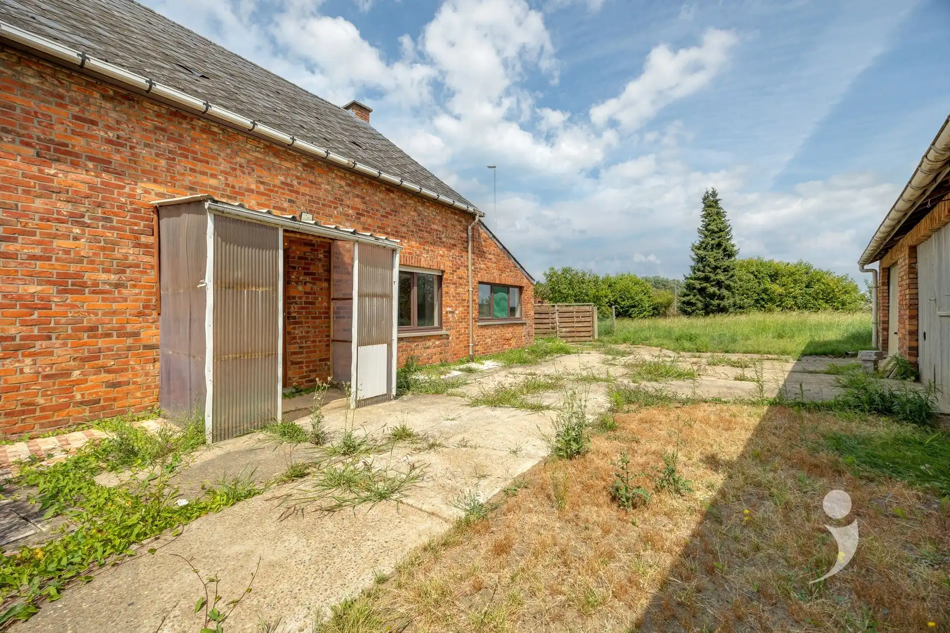 Te renoveren woning met veel potentiëel foto 22