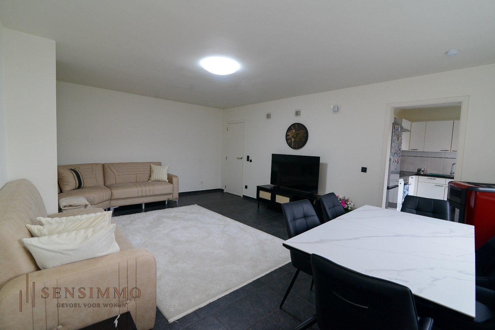 Gerenoveerd appartement met terras en 2 slaapkamers in Genk foto 4