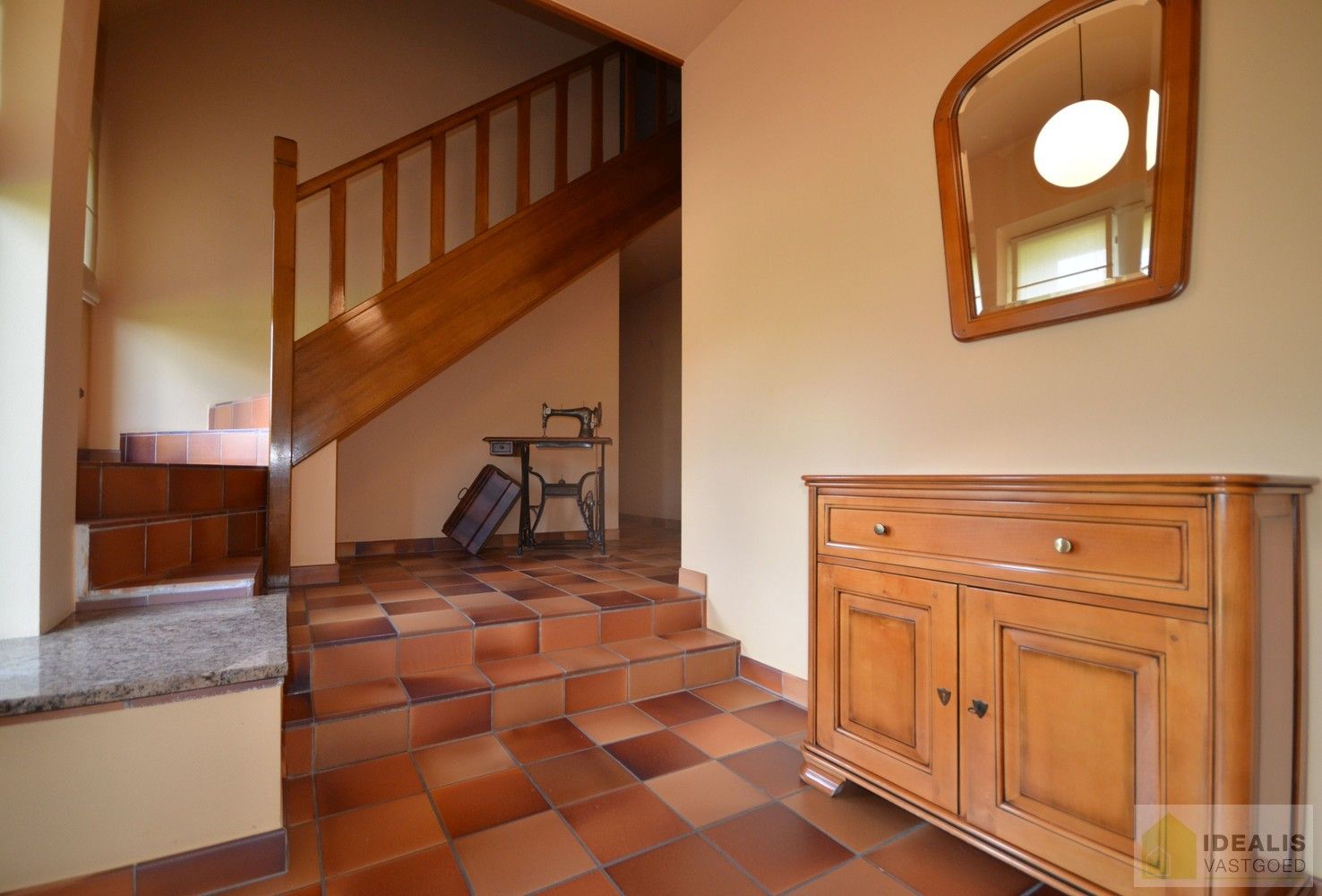IDEALIS VASTGOED – Charmante, instapklare woning in een groene, rustige omgeving in hartje Hechtel (Hechtel-Eksel) met +-370m² bewoonbare oppervlakte! Deze gezellige woning biedt een aangename leefruimte, maar liefst 5 slaapkamers, 2 badkamers, een praktische indeling én een ruime tuin waar je volop kan genieten van het uitzicht. Het pand bevindt zich op een mooi breed perceel en is ideaal voor wie houdt van rust en privacy, maar toch een vlotte verbinding wenst naar omliggende gemeenten en steden. foto 14