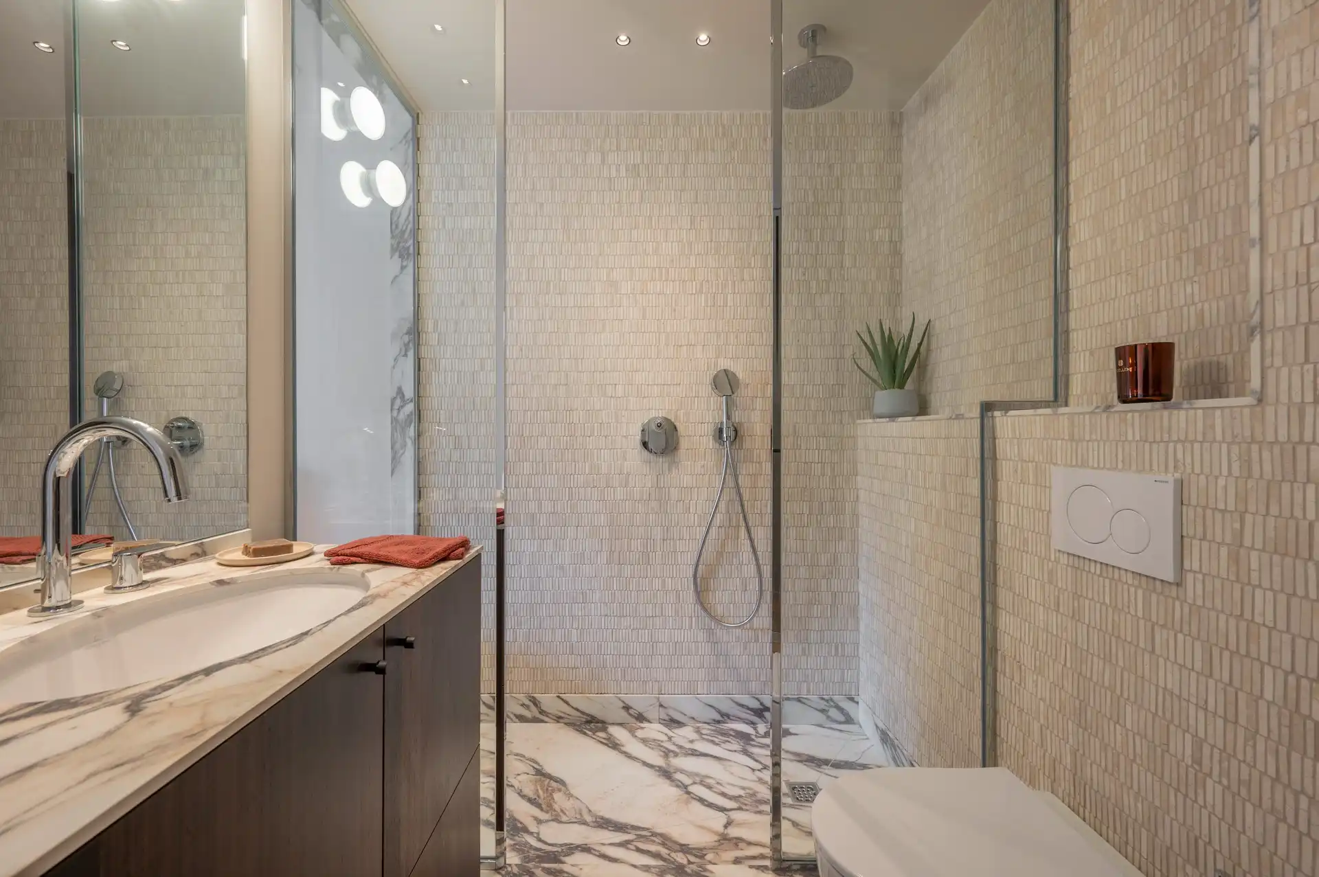 Centraal gelegen gerenoveerd appartement met twee terrassen nabij de Lippenslaan foto 17