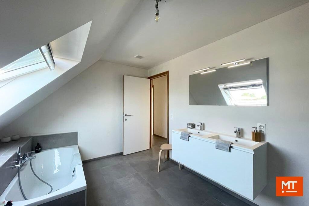 Duplex-appartement met 2 slaapkamers en Zuidgericht terras te koop in de dorpskern van Beselare foto 12