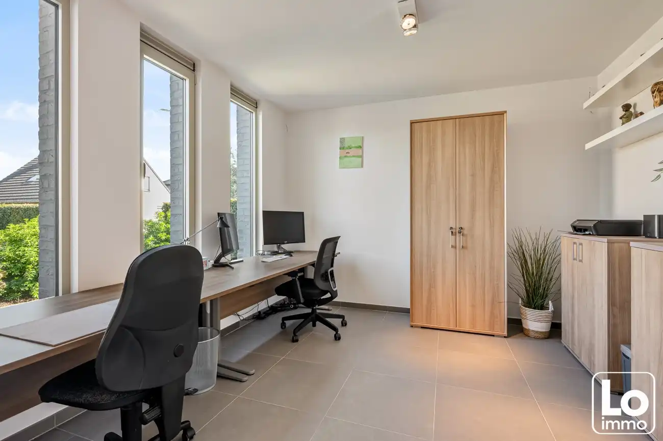 Instap klare moderne open villa met dubbele inpandige garage en een gezellige tuin op een toplocatie nabij het centrum van Lochristi! foto 16