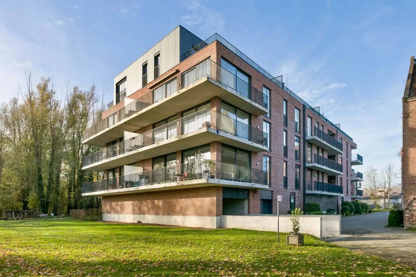 Recent 2 slpk app met tuin en balkon te Sint-Pieters-Leeuw foto 2