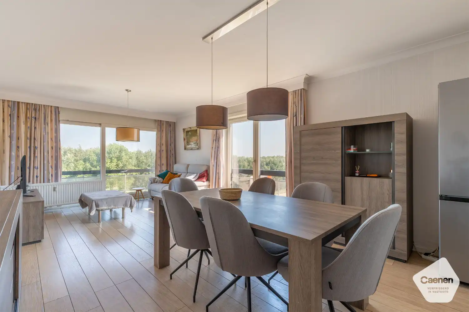 Instapklaar tweeslaapkamerappartement met zonnige terrassen en een weids uitzicht over het hinterland foto {{pictureIndex}}