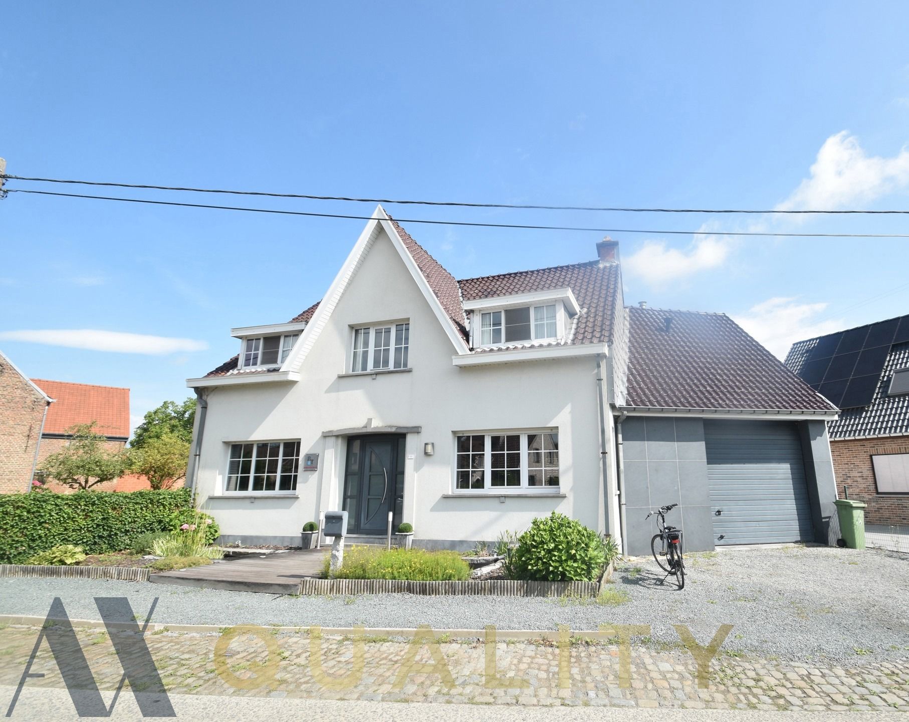 Open woning met 3 slpk., bureel, gar. oprit en tuin. Vrij vnf 01/09 foto {{pictureIndex}}