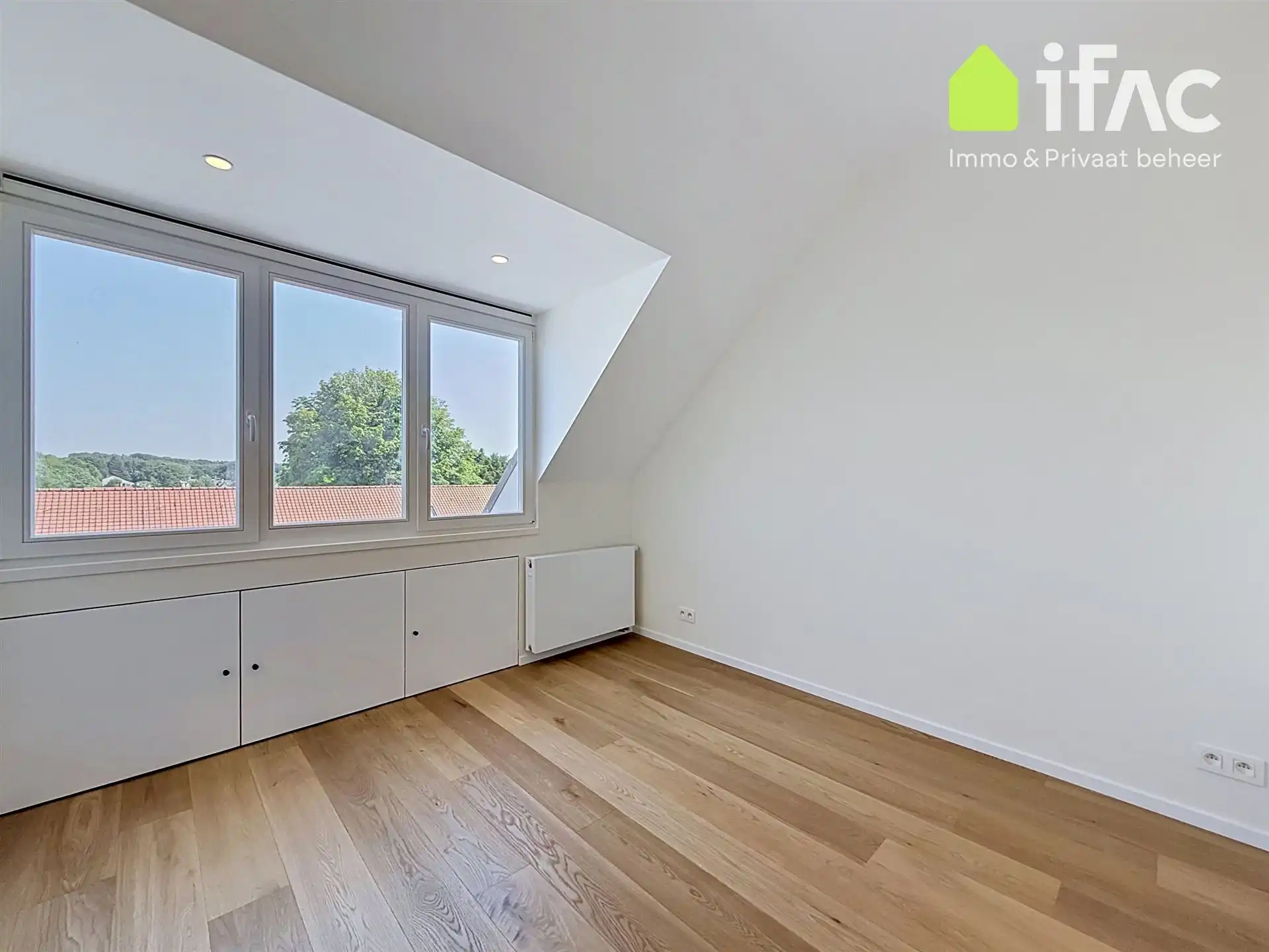 Lichtrijke gerenoveerde rijwoning met zonnig terras foto 14