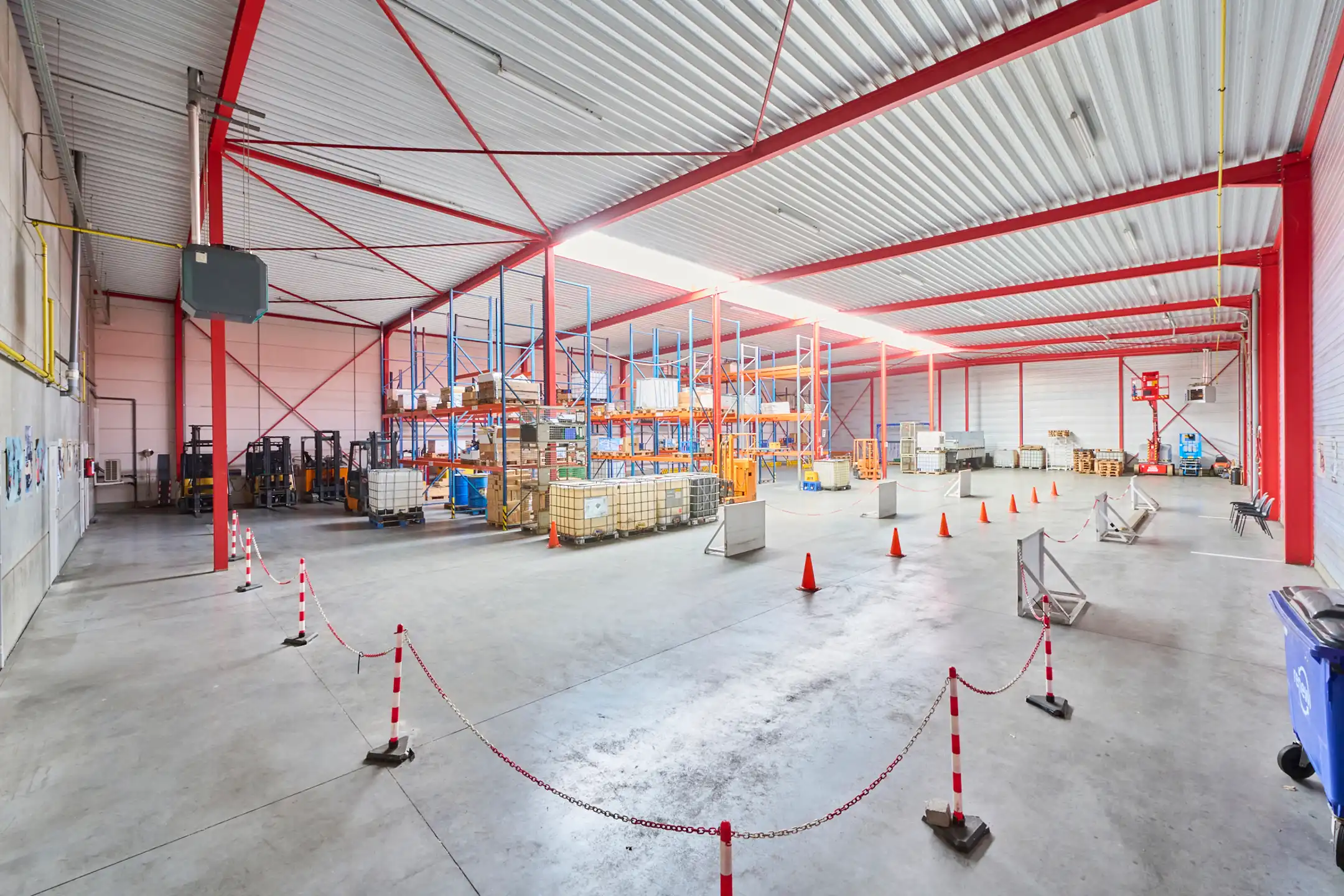  TE HUUR- HAL & KANTOOR in topconditie foto 15