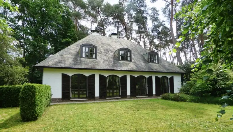 Stijlvolle villa van 275m² op 20 are met bureel, 4 slaapkamers, 2 bad-of douchekamers, dubbele garage foto 7