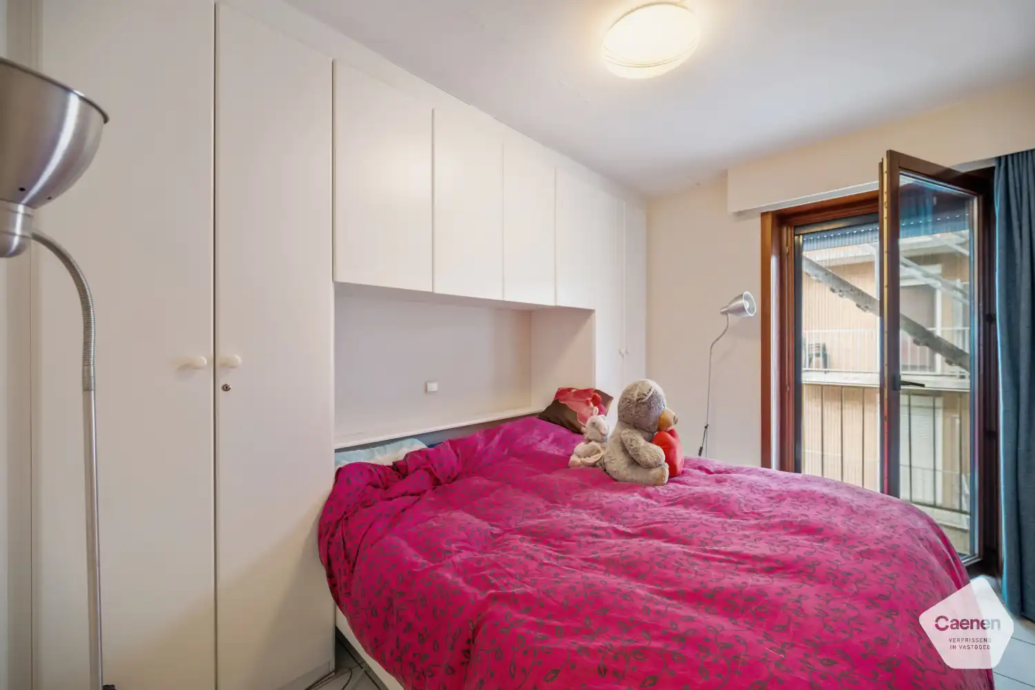 Lichtrijk twee slaapkamer appartement met terras op toplocatie foto 8