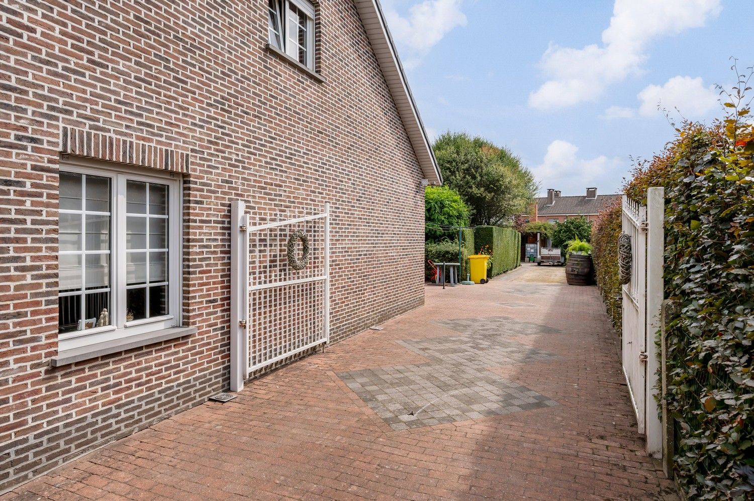 Ruime gezinswoning op breed en groot perceel van 1122m² foto 3