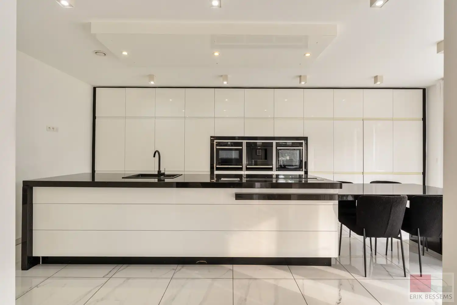 Prachtige en ruime woning met een woonoppervlakte van ca. 277 m², gebouwd in 2018 met vloerverwarming en voorzien van 5 volwaardige slaapkamers en 3 badkamers foto 13