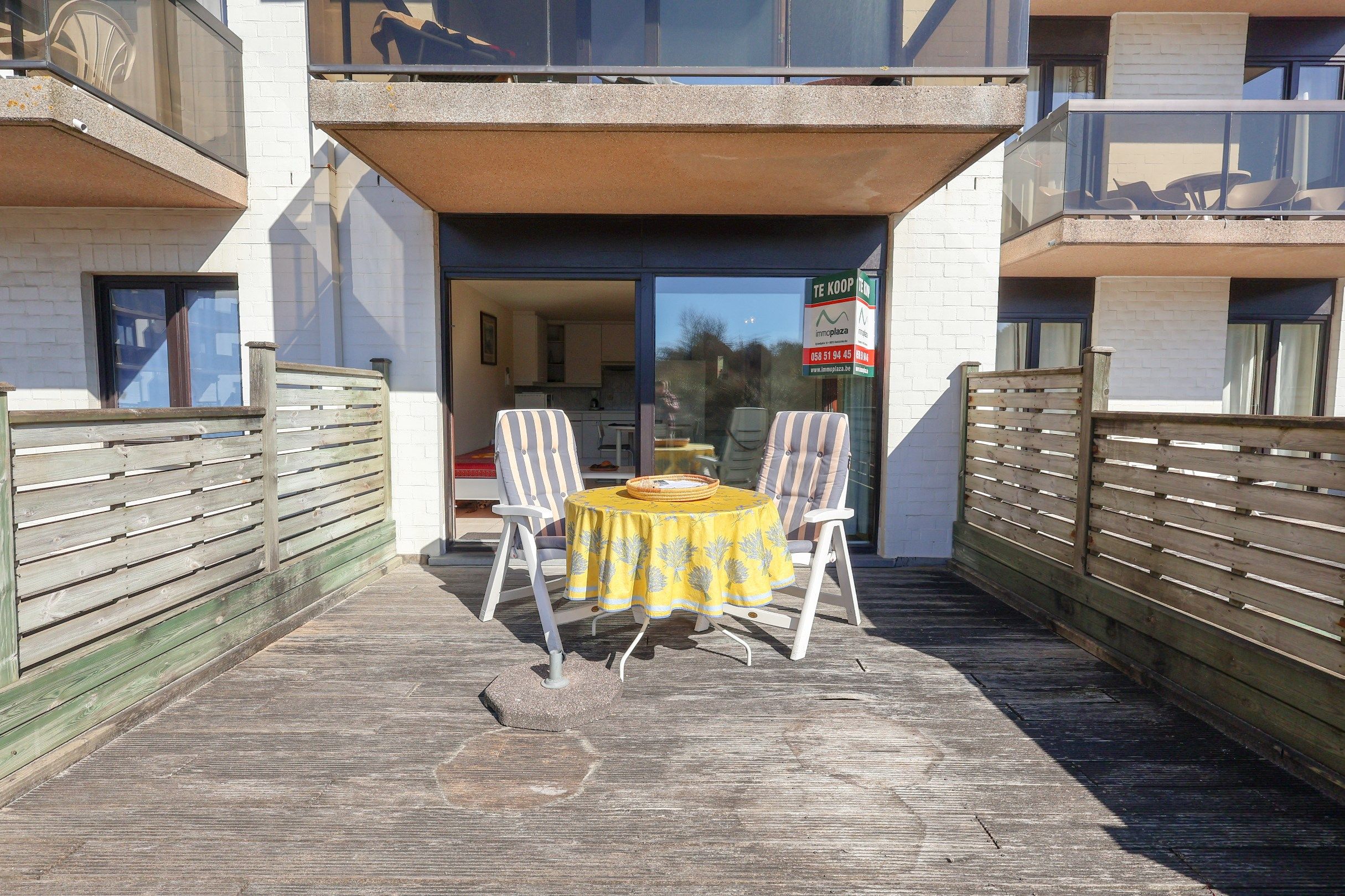 Gelijkvloerse studio met slaaphoek én zonovergoten terras op enkele meters van de zee!  foto 8
