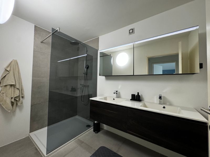 Instapklaar dakappartement van ±170m² met 2 slpks, terras & parking! foto 16
