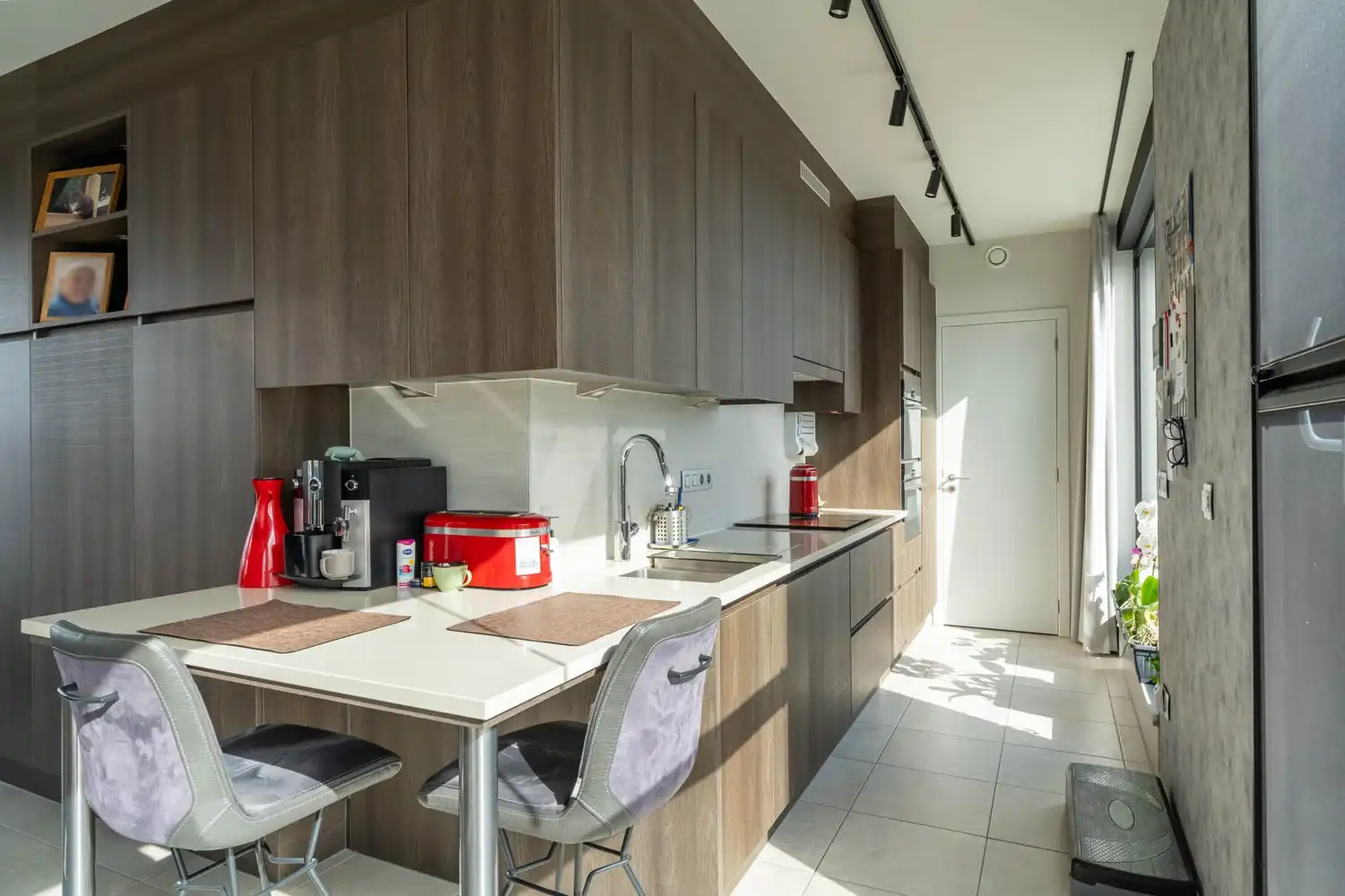 Recent, modern twee-slaapkamer appartement inclusief kelder en twee ondergrondse autostaanplaatsen te Werchter ! foto 10