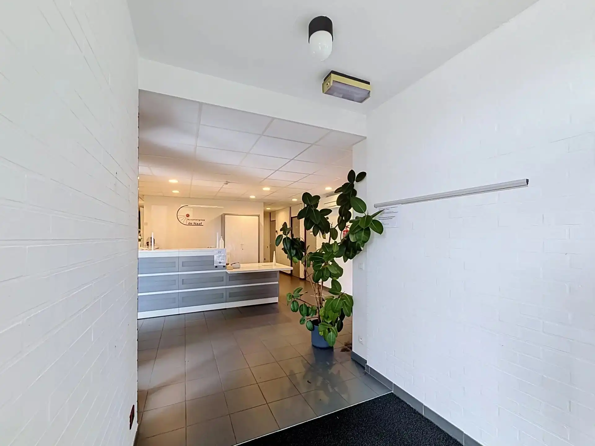 Ruime handels- en praktijkruimte van 170 m² te huur in Mol foto 4