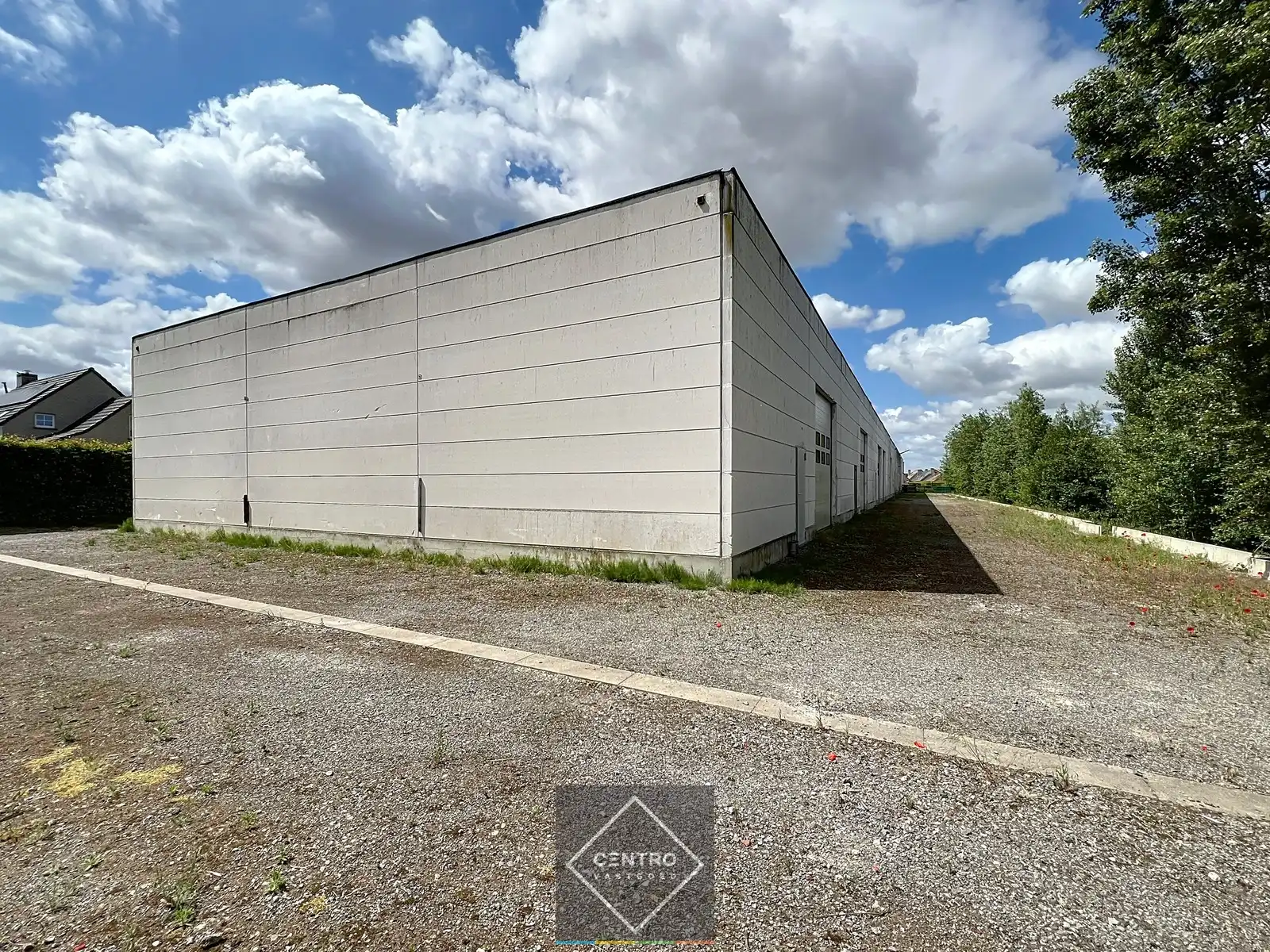 Instapklaar BEDRIJFSGEBOUW bestaande uit&nbsp;geïsoleerde MAGAZIJNEN met laadkade (ca. 2.539m²), KANTOREN (ca. 344 m²) én alleenstaande WONING. Op bedrijvenzone "Hoge Barriere" te Roeselare. foto 7