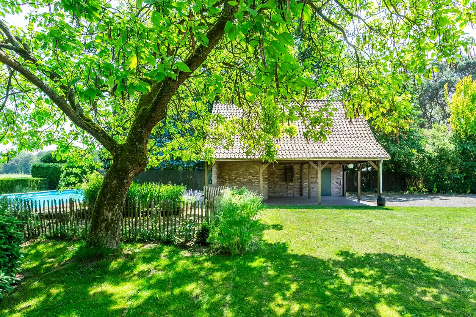 Charmante villa met zwembad en kantoor foto 32