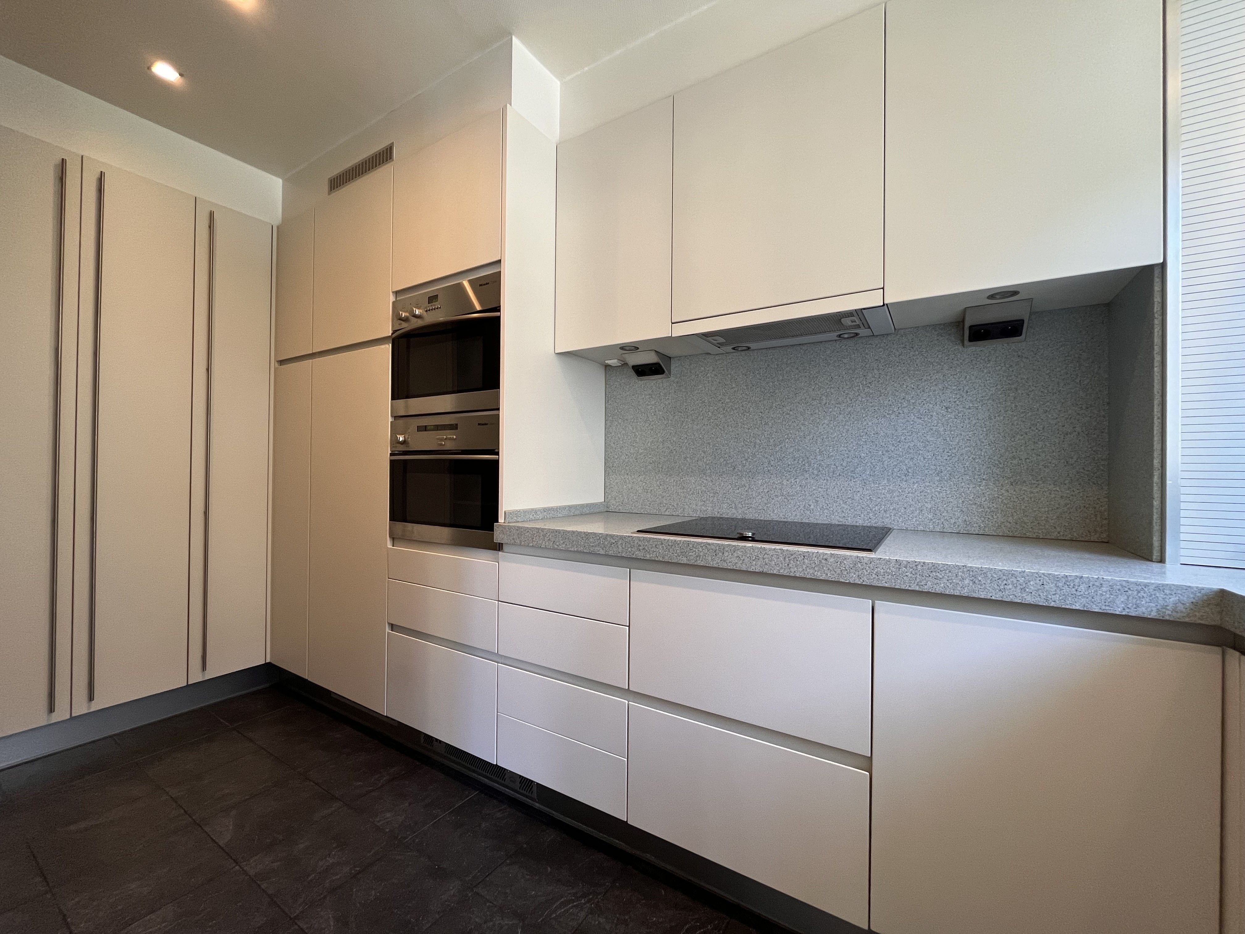 Ruim appartement, dubbele garage, 3 (slaap)kamers, nabij Hasselt centrum foto {{pictureIndex}}