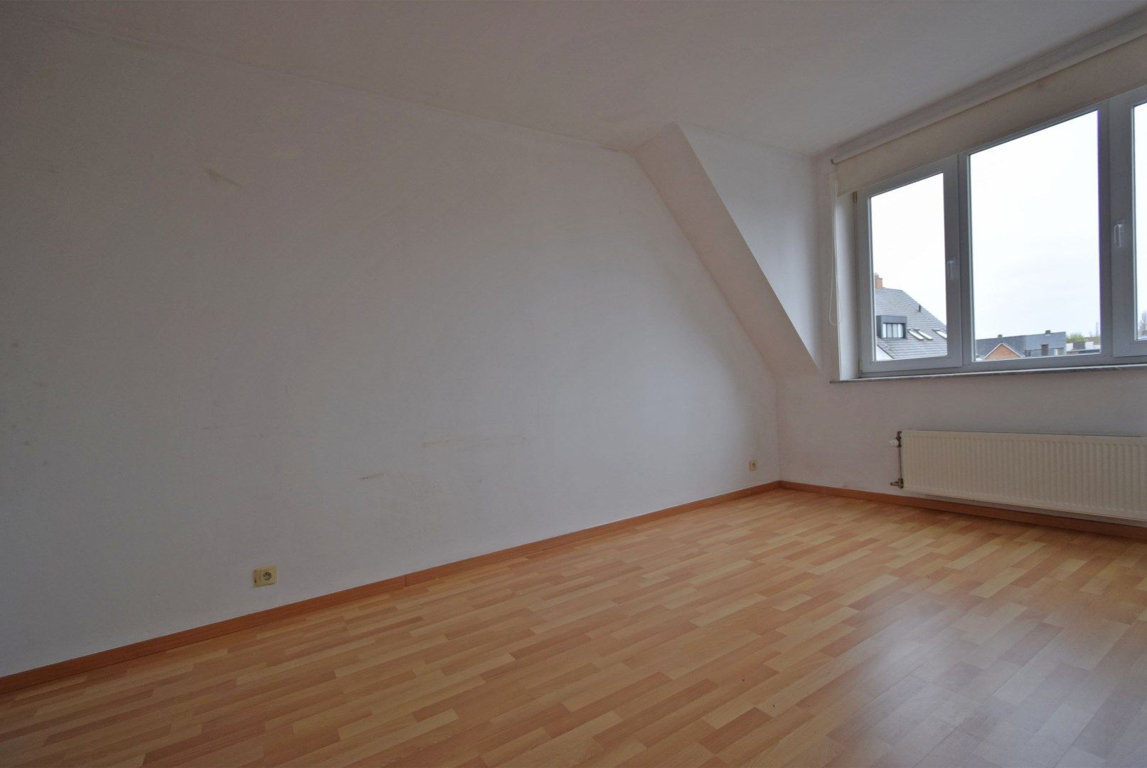 RUIM APPARTEMENT MET TWEE SLAAPKAMERS EN GARAGE foto 9