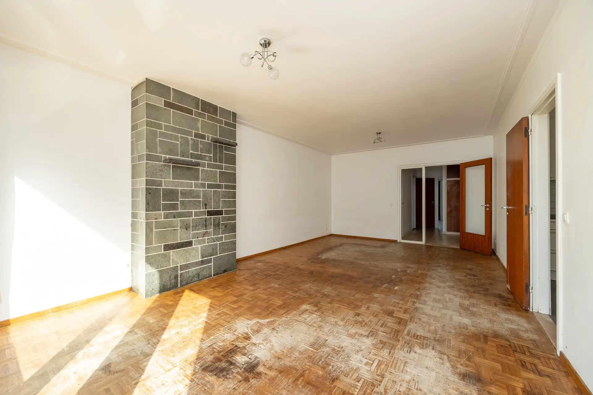 Appartement met 2 slpk, terras en autostaanplaats foto 9