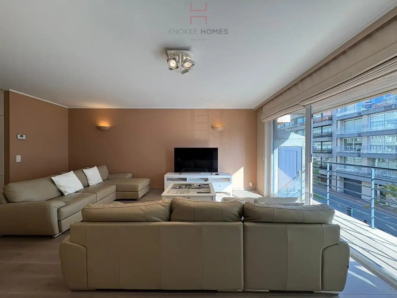 Gemeubeld 3 slaapkamer appartement met garage, nabij het Rubensplein foto 2