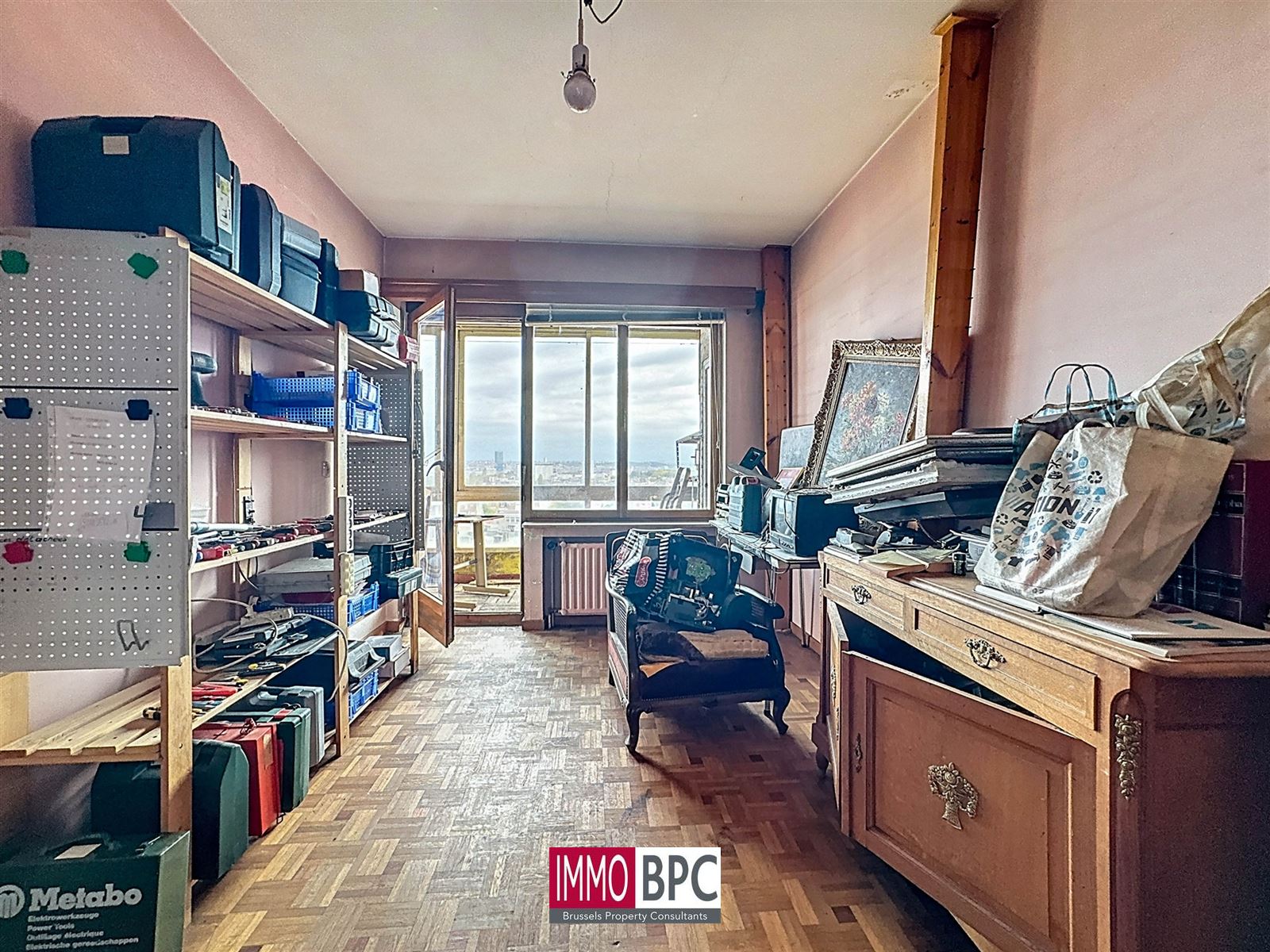 Ruim en lichtrijk appartement met 2 slaapkamers, terras en groot renovatiepotentieel in Koekelberg foto 13