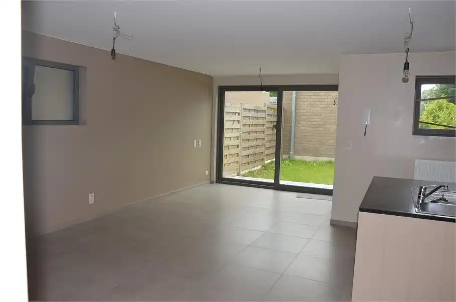 Gelijkvloers recent appartement met tuin. foto 6