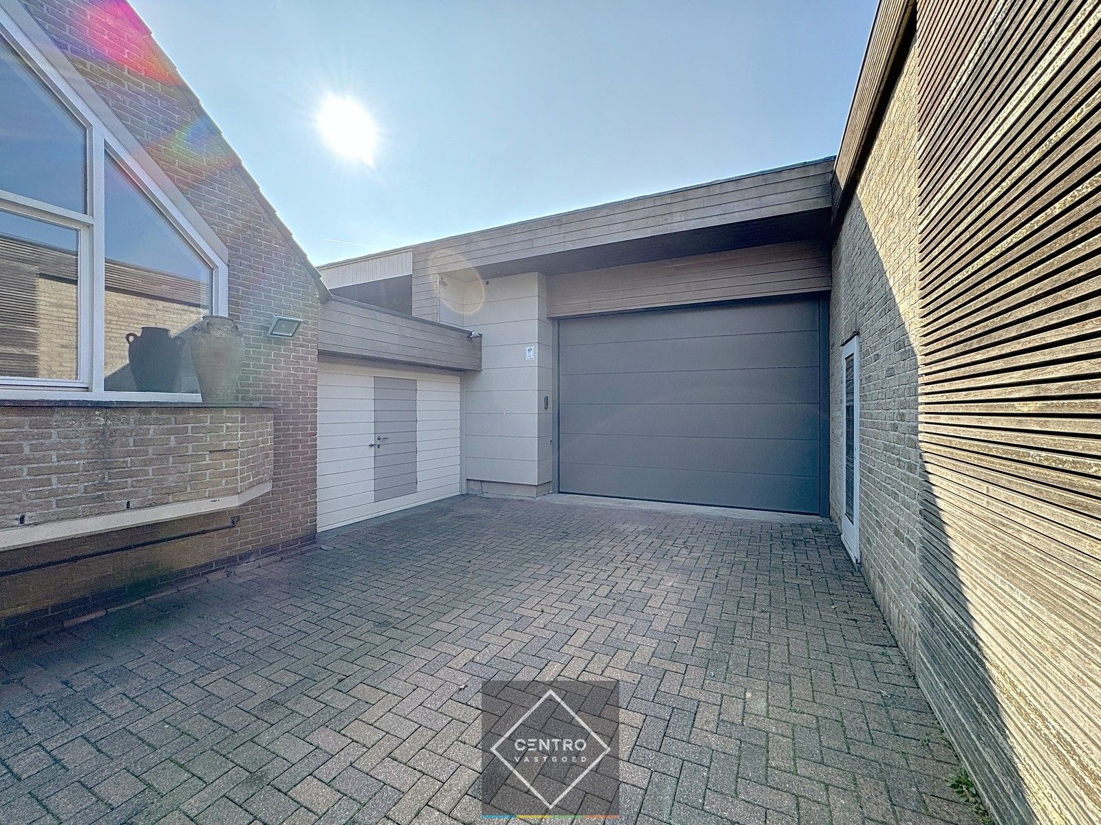 INSTAPKLARE woning met 4 slpks, 2 badks, PRAKTIJKRUIMTE en met MAGAZIJN! foto 4