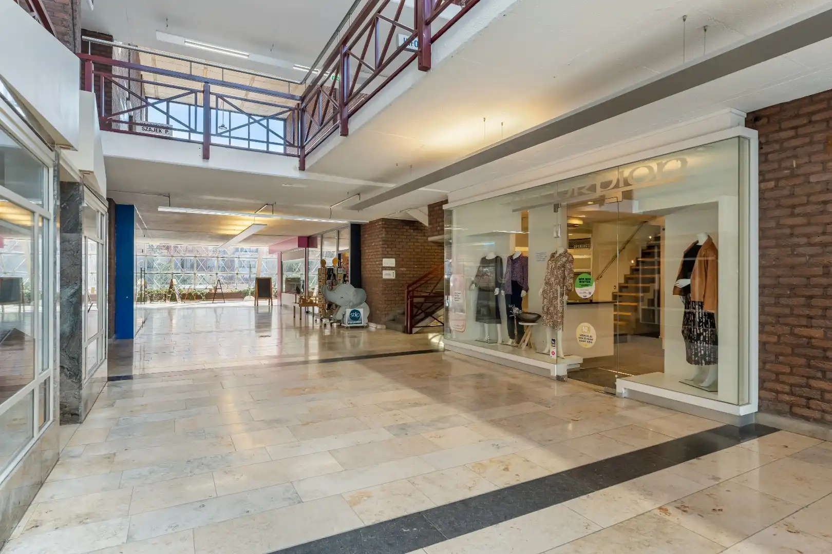 Commercieel uitstekend gelegen handelspand, 90m² foto {{pictureIndex}}