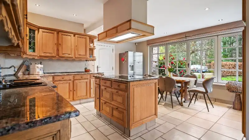 Ruime villa van 336m² op 1 hectare 45 are met vijver foto 15