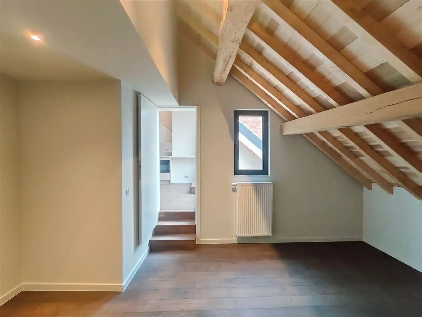 Luxe duplex loft op de tweede verdieping met 2(+1) slaapkamers, ruim terras en optioneel een staanplaats, gelegen in het centrum van Maaseik. foto 6