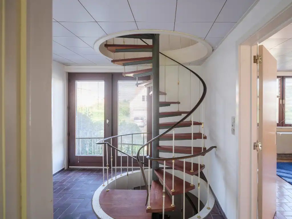 Mid-century modern villa met vier slaapkamers, verdeeld over drie niveaus, gelegen op een groen perceel in Lievegem. foto 10