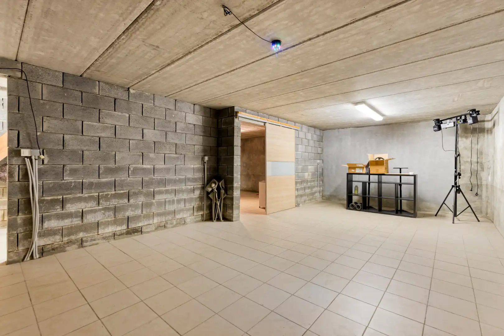Vrijstaande woning van 2015 met 3 slaapkamers, volledige kelder en zuidgerichte tuin in Schilde. foto 15