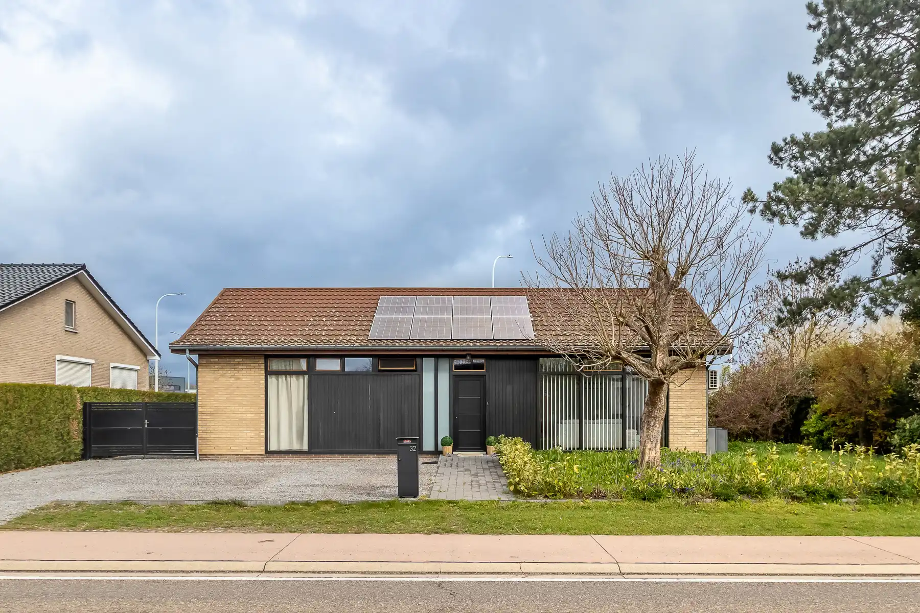 Gerenoveerde en instapklare gelijkvloers woning met 3 slaapkamers en garage  foto {{pictureIndex}}