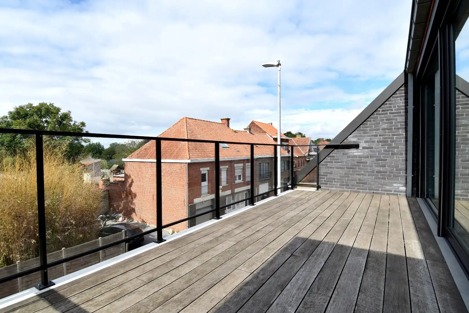 Recent appartement met 2 slaapkamers, ruim zonnig terras én zolder te koop in Sint-Eloois-Winkel foto 15