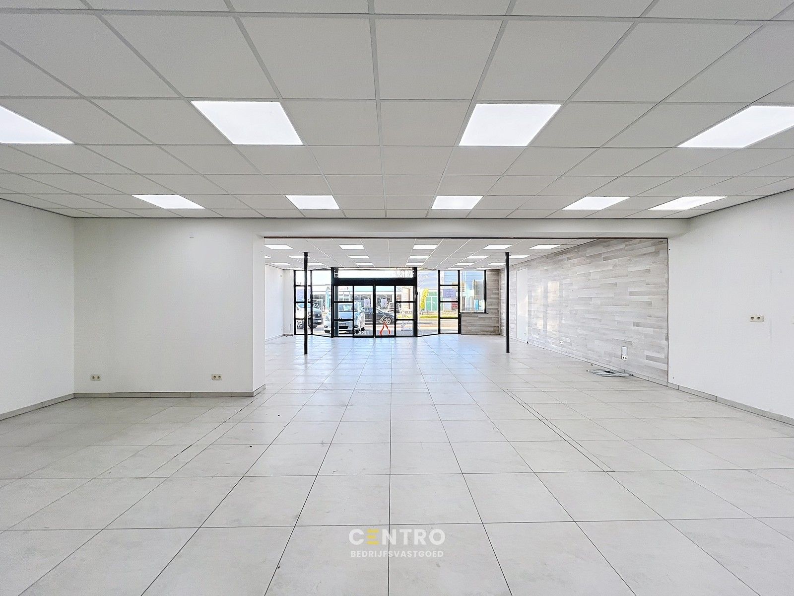 Topligging naast Tom&Co en Kwarto! Handelspand + magazijn met parkeergelegenheid langs de Westlaan in Roeselare. foto 7