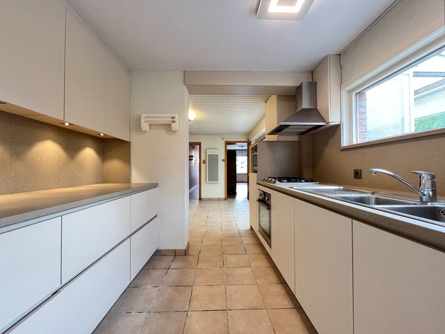 Halfopen 4-slpkr woning met tuin & garage foto 17
