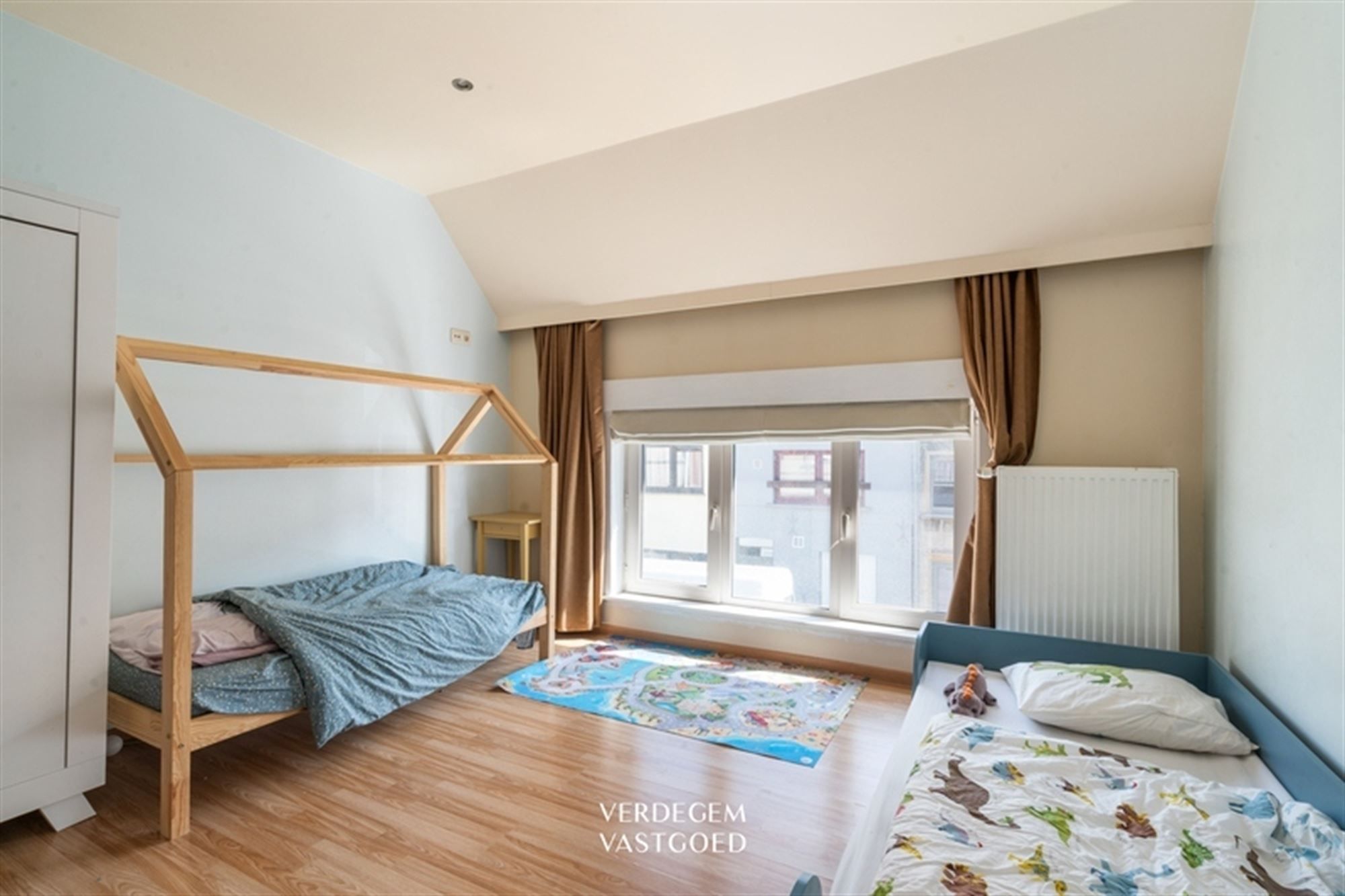 Knap gerenoveerde rijwoning met 2+1 slaapkamers en stadstuin met uitweg foto 10
