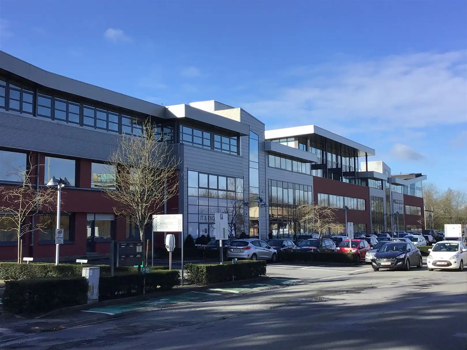 Volledig afgewerkte kantoren vlakbij de E40 te Sint-Denijs-Westrem foto {{pictureIndex}}