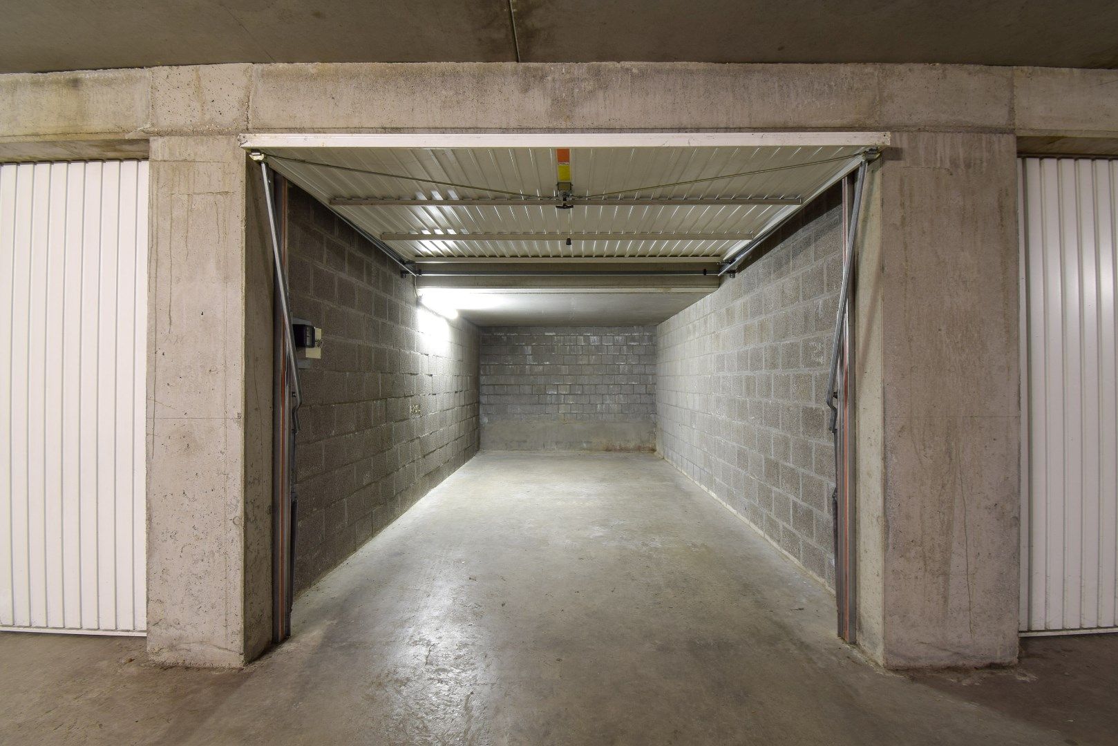 Ruime en praktische garagebox foto 2