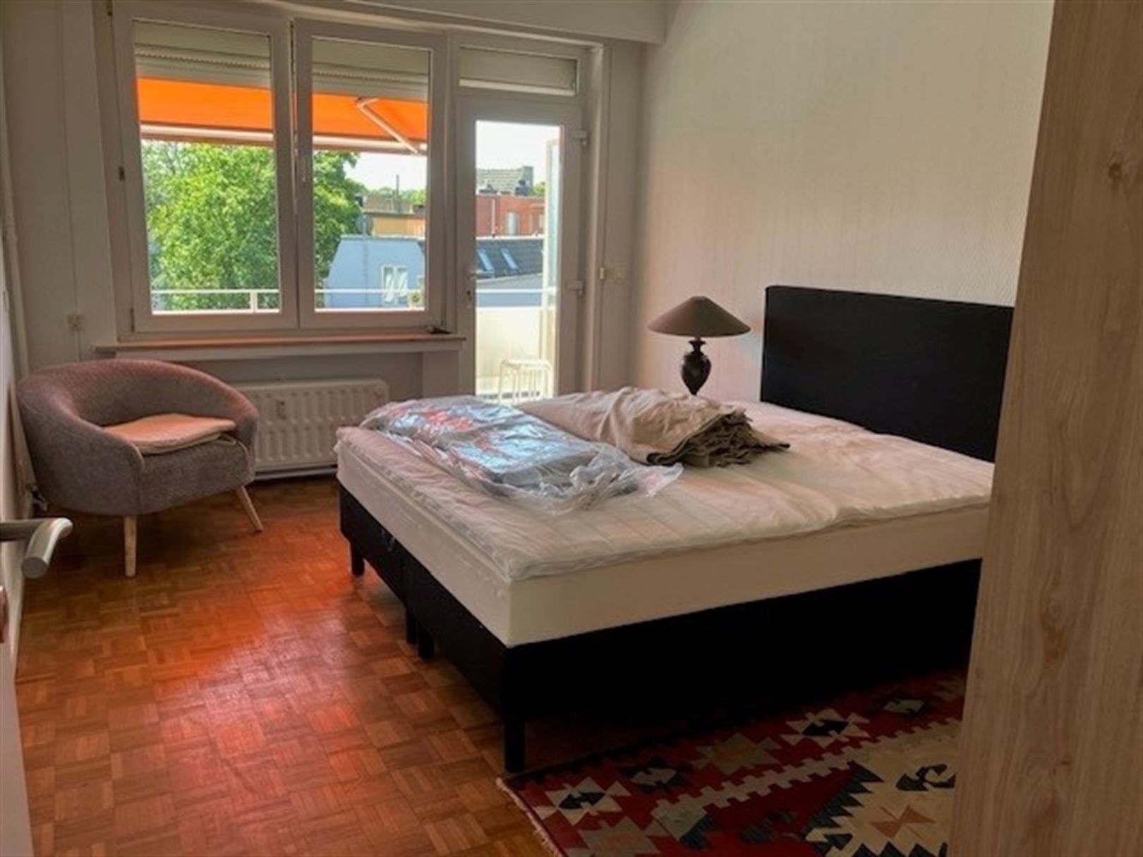 Gemeubeld appartement met 2 slaapkamers, terras en parking! foto 8