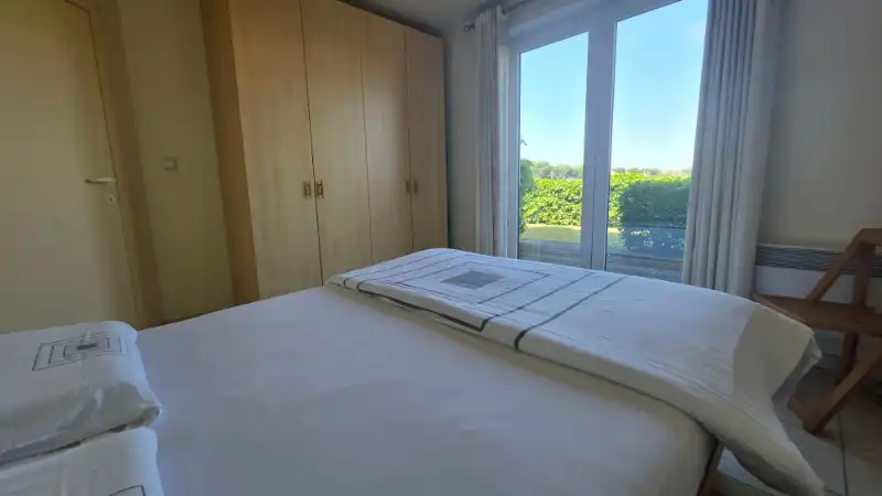 Instapklaar appartement met 2 slaapkamers en twee privé tuintjes: altijd zon en altijd een schaduwplekje! foto 9
